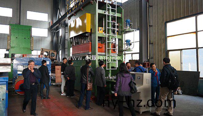 平(ping)闆硫化(hua)機保養(yǎng)與註(zhu)意(yi)事(shi)項